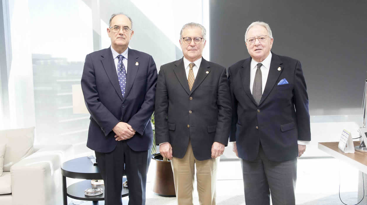 Luis Campos, presidente de A.M.A.; Bernabé Galán, presidente del Colegio de Médicos de Córdoba; y Diego Murillo, presidente de AMA Vida