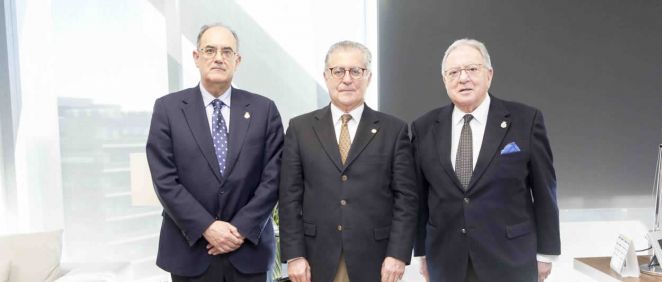 Luis Campos, presidente de A.M.A.; Bernabé Galán, presidente del Colegio de Médicos de Córdoba; y Diego Murillo, presidente de AMA Vida
