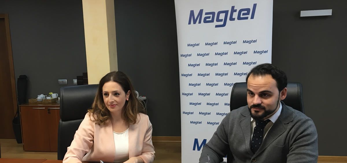 Rosa Bonachela, directora de Innovación y Tecnología de Macrosad, y David Díaz, director de I+D+i de Magtel, durante la firma del acuerdo entre ambas entidades.
