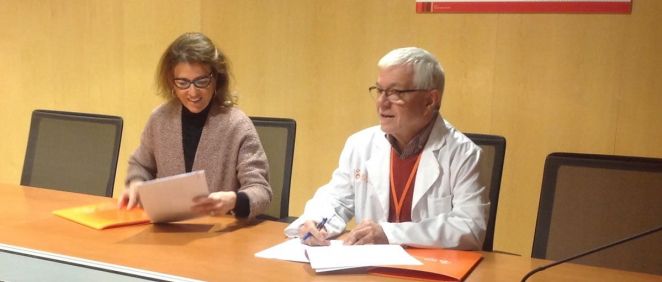 Montserrat Muñoz Abellaneda, directora general de Nutricia y  Àngel Vidal Milla, director adjunto del Instituto Catalán de Oncología durante la firma.