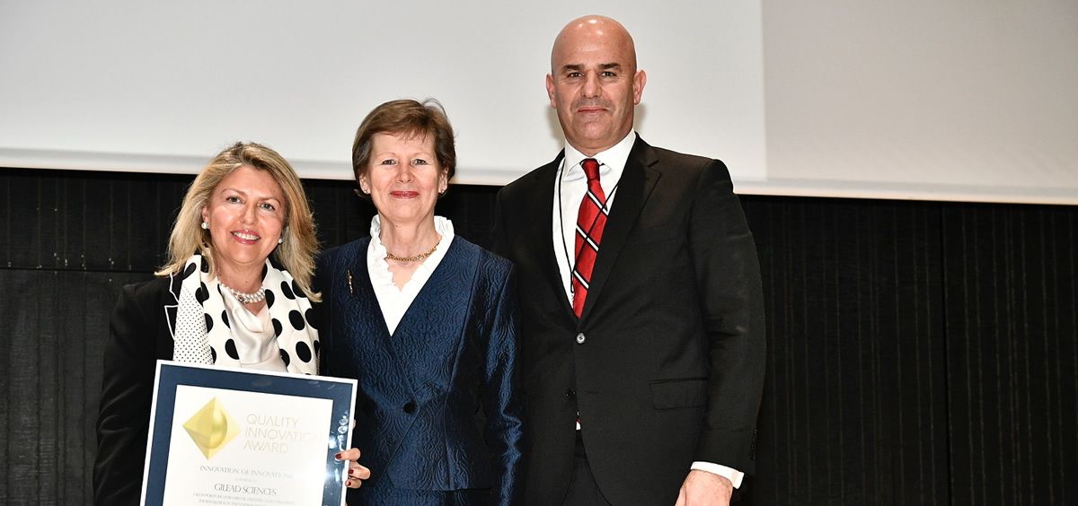 María Río, vicepresidenta y directora general de Gilead España, recogiendo el premio.