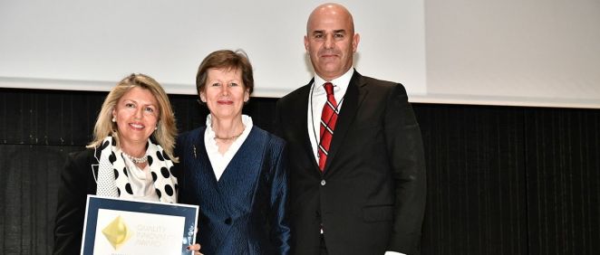María Río, vicepresidenta y directora general de Gilead España, recogiendo el premio.