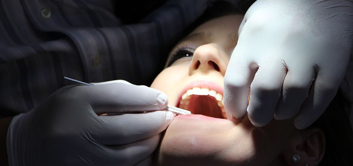 El COEM alerta del riesgo de adquirir tratamientos dentales en internet 