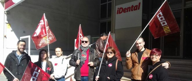Los trabajadores de iDental Valencia siguen sin cobrar y mantienen la huelga.