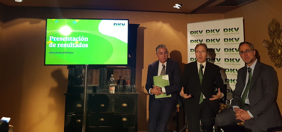 De izq. a drcha.: Miguel García, director de Comunicación de DKV; Josep Santacreu, CEO de DKV; y Javier Cubria, director financiero de DKV.