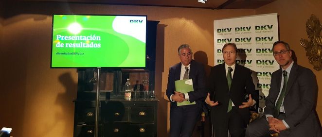 De izq. a drcha.: Miguel García, director de Comunicación de DKV; Josep Santacreu, CEO de DKV; y Javier Cubria, director financiero de DKV.
