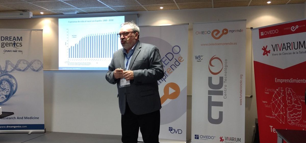Juan Blanco, CEO del Grupo Mediforum, durante su ponencia en la I Jornada sobre Comunicación Sociosanitaria celebrada en Oviedo.