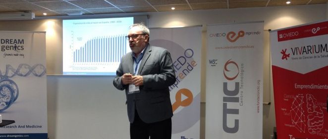 Juan Blanco, CEO del Grupo Mediforum, durante su ponencia en la I Jornada sobre Comunicación Sociosanitaria celebrada en Oviedo.