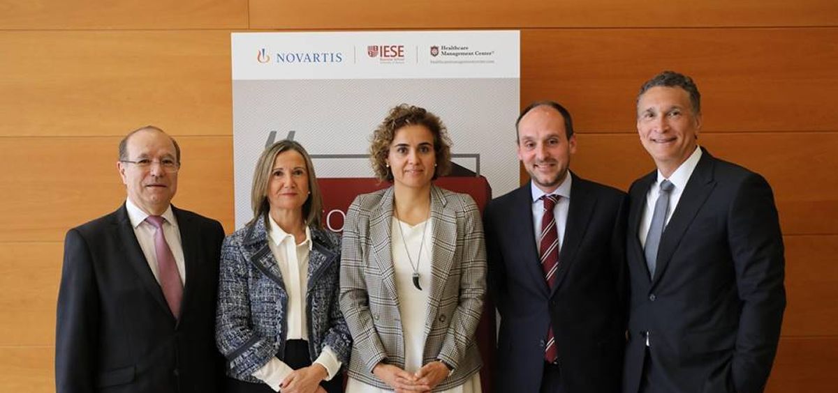 De izq. a dcha.: Jaume Ribera (IESE-Novartis), Dolors Montserrat (ministra de Sanidad), Matias Pérez y César Concepción (Novartis).