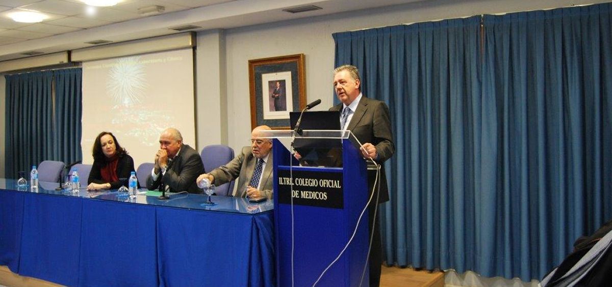 José Tara, delegado de Asisa en Almería, durante la celebración del primer curso 'Papel del Laboratorio en la toma de decisiones clínicas'.
