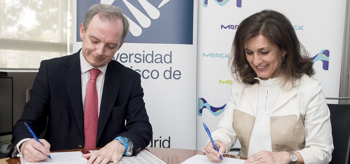 José Antonio Verdejo, secretario general de la Universidad Francisco de Vitoria; y Ana Polanco, directora de Corporate Affairs de Merck