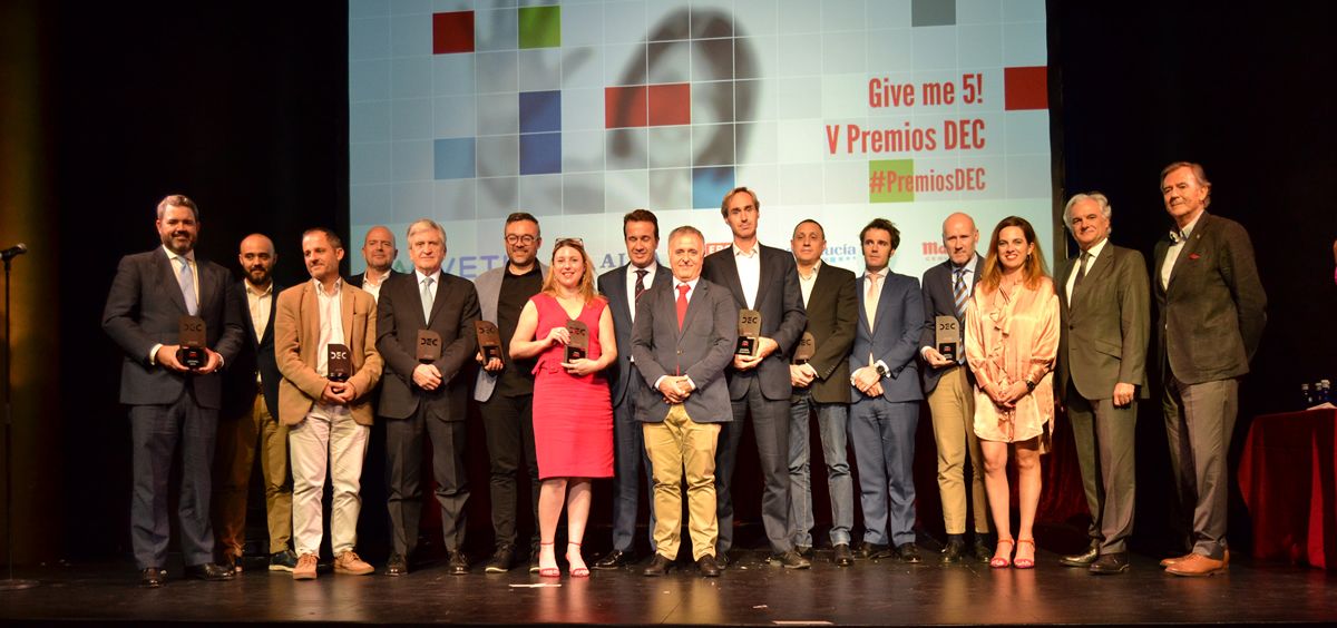El consejero delegado de Asisa, Enrique de Porres, junto al resto de los galardonados en la quinta edición de los Premios DEC.