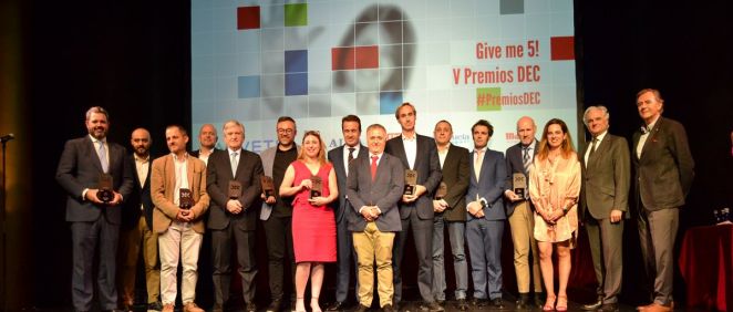 El consejero delegado de Asisa, Enrique de Porres, junto al resto de los galardonados en la quinta edición de los Premios DEC.