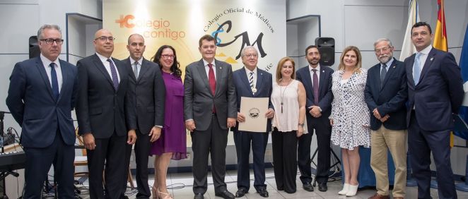 Diego Murillo (A.M.A) recibe las máximas condecoraciones del Colegio de Médicos de Tenerife