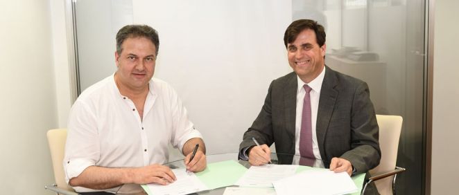 Luis Ignacio Cacho, presidente de la Fundación Promete y Roberto Ramírez Parenteau, delegado de Asisa en Guadalajara, durante la firma del convenio