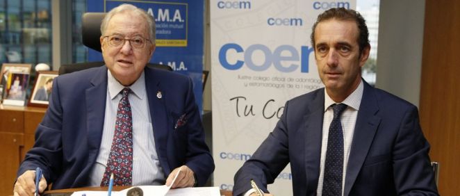 De izq. a dcha.: Diego Murillo, presidente de A.M.A. Vida; y Antonio Moreno, presidente del COEM.