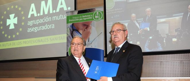 De izq. a dcha.: Diego Murillo, presidente de A.M.A.; y Serafín Romero, presidente de la OMC.