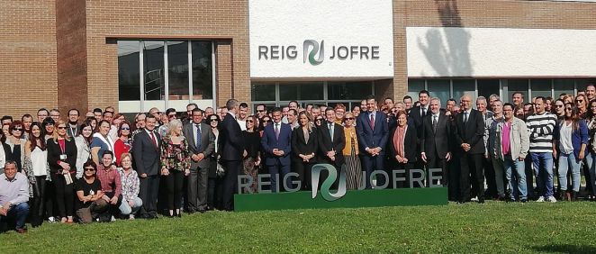 Trabajadores de Reig Jofre junto a los niembros del gobierno regional y nacional durante la inauguración de la ampliación de la planta de Toledo