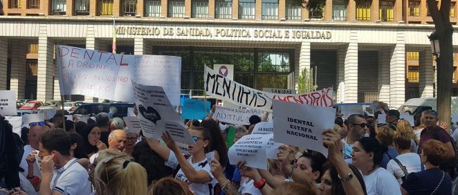 Afectados de iDental en una de las protesta en las puertas del Ministerio de Sanidad (Imagen de archivo)