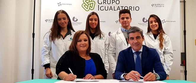 De izq. a dcha.: María Inés Vidal, delegada de Oximesa en Cantabria; y Pedro Corral, director general del Grupo Igualatorio, durante la firma del convenio.