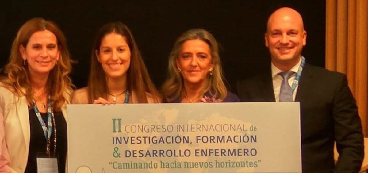 Eduardo García, market manager de la división de Ostomía de Coloplast, entrega uno de los Premios de Fin de Grado y de Trabajo de Fin de Máster.
