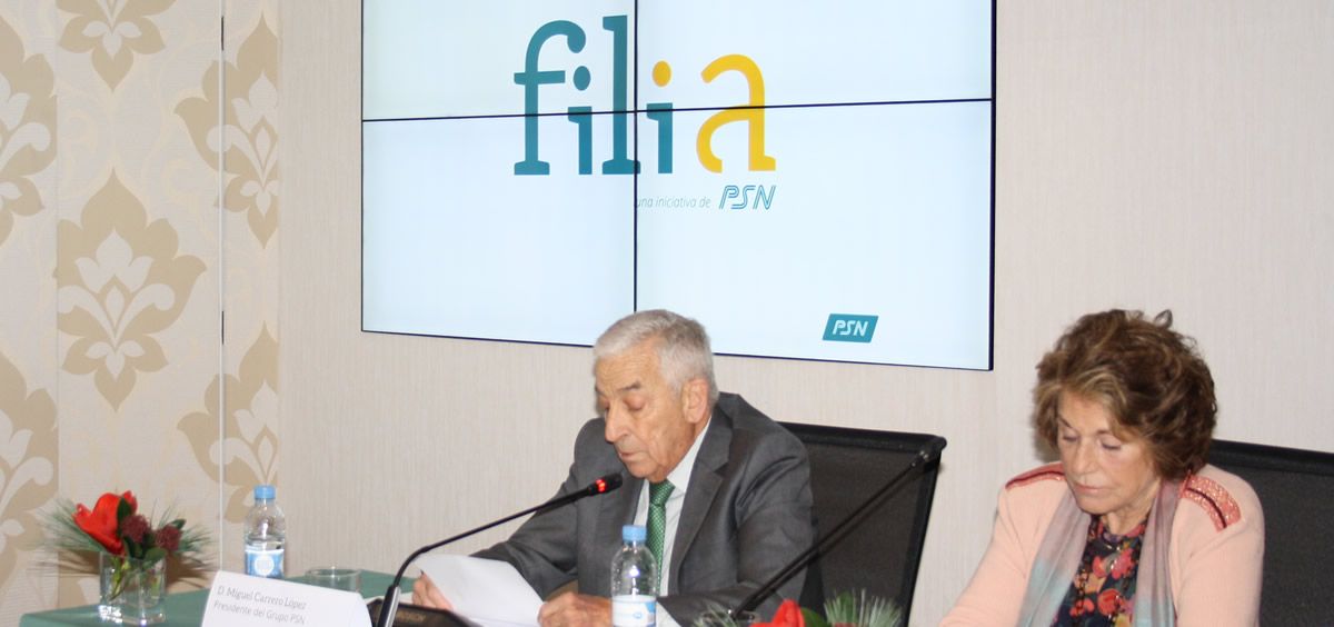 El presidente de PSN, Miguel Carrero, durante la presentación del Programa Filia, junto a la vicepresidenta de PSN, Carmen Rodríguez.