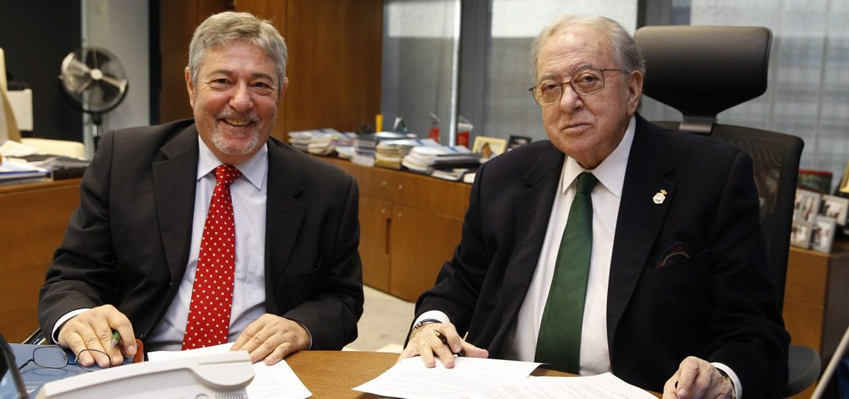 El presidente del Colegio de Enfermería de Huelva, Gonzalo García Domínguez, y el presidente de la Fundación A.M.A., Diego Murillo, durante la firma del convenio de colaboración