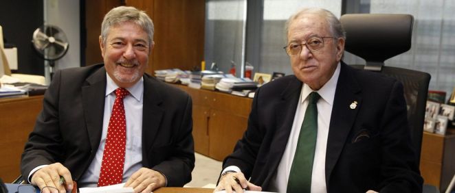 El presidente del Colegio de Enfermería de Huelva, Gonzalo García Domínguez, y el presidente de la Fundación A.M.A., Diego Murillo, durante la firma del convenio de colaboración