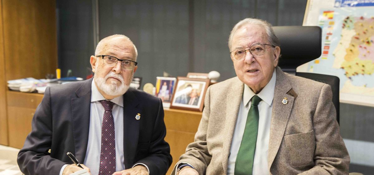 De izq. a dcha., Juan Antonio Repetto, presidente del Colegio de Médicos de Cádiz; y Diego Murillo, presidente de AMA Vida Seguros y Reaseguros