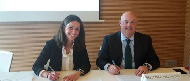 De izq. a dcha.: Nuria Martínez y Alberto de Rosa durante la firma del acuerdo.