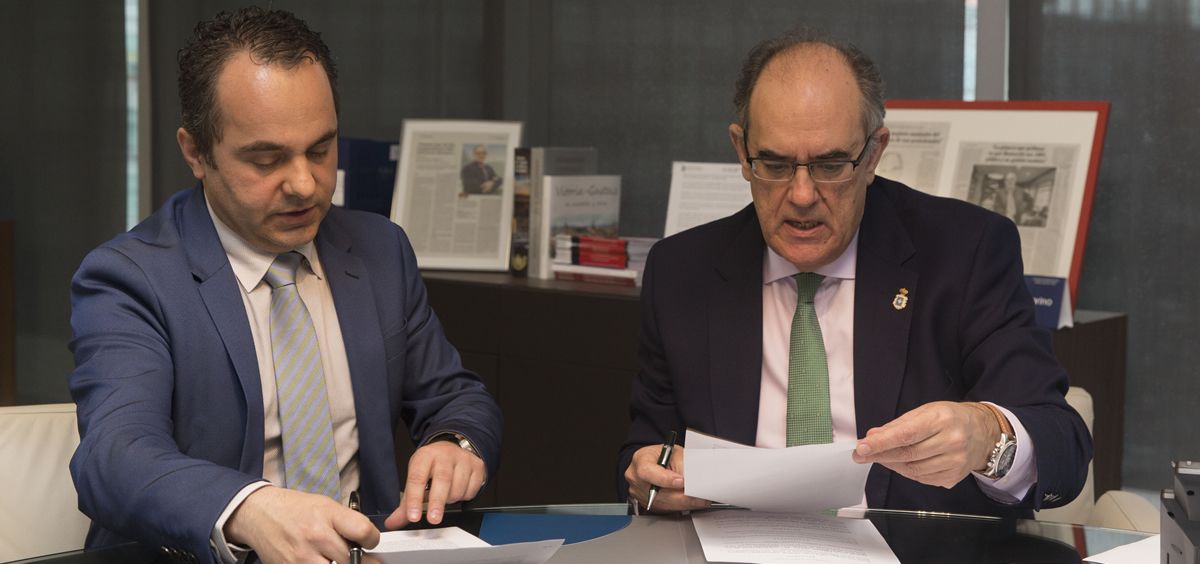 De izq. a dcha.: Mario Domínguez, presidente del Colegio de Farmacéuticas de La Rioja; y Luis Campos, presidente de A.M.A., durante la firma del acuerdo.