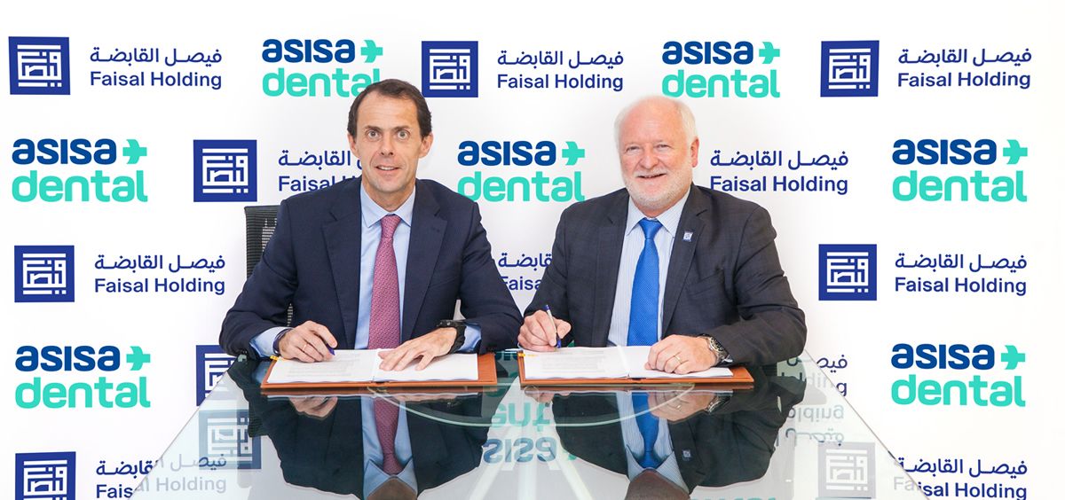 El vicepresidente de Faisal Holding, Sheikh Khalid Bin Faisal Bin Sultan Al Qassim, junto al presidente del Grupo Asisa, Francisco Ivorra