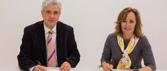 De izq. a dcha., Raúl Andrade, presidente de la Asociación Española para el Estudio del Hígado; y Marisa Álvarez, directora médica de Gilead en España 