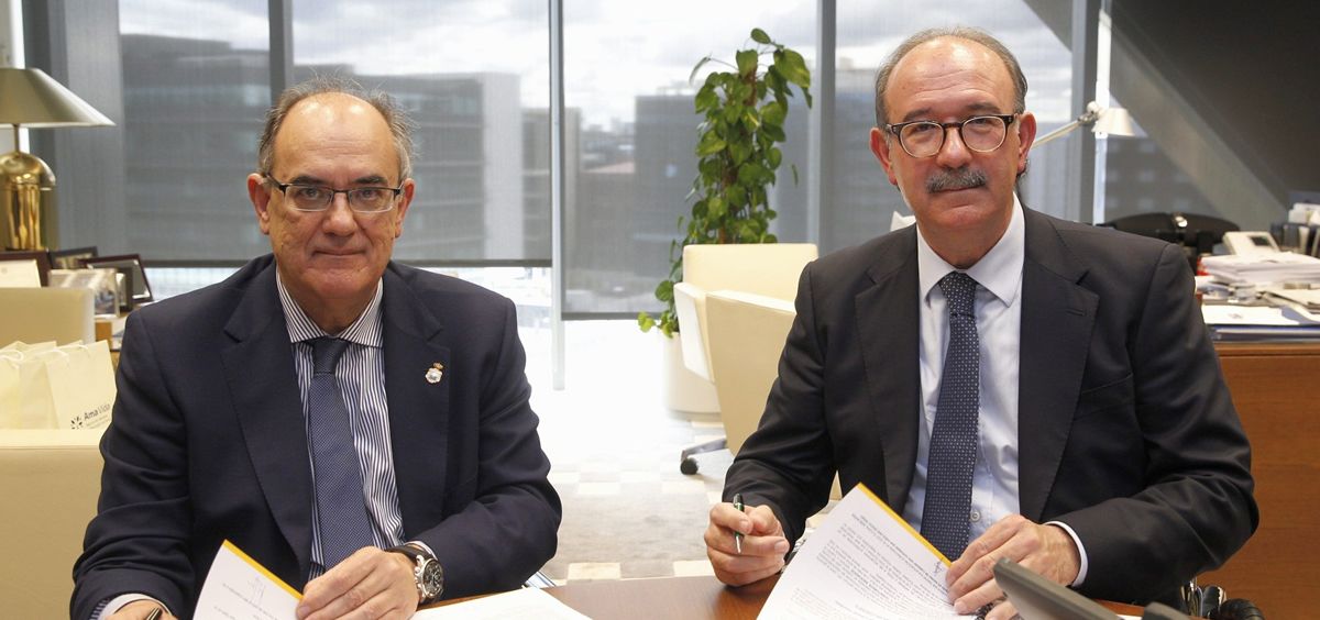 El presidente de A.M.A., Luis Campos; y el presidente de CECOVA, José Antonio Ávila Olivares, durante la firma del acuerdo.