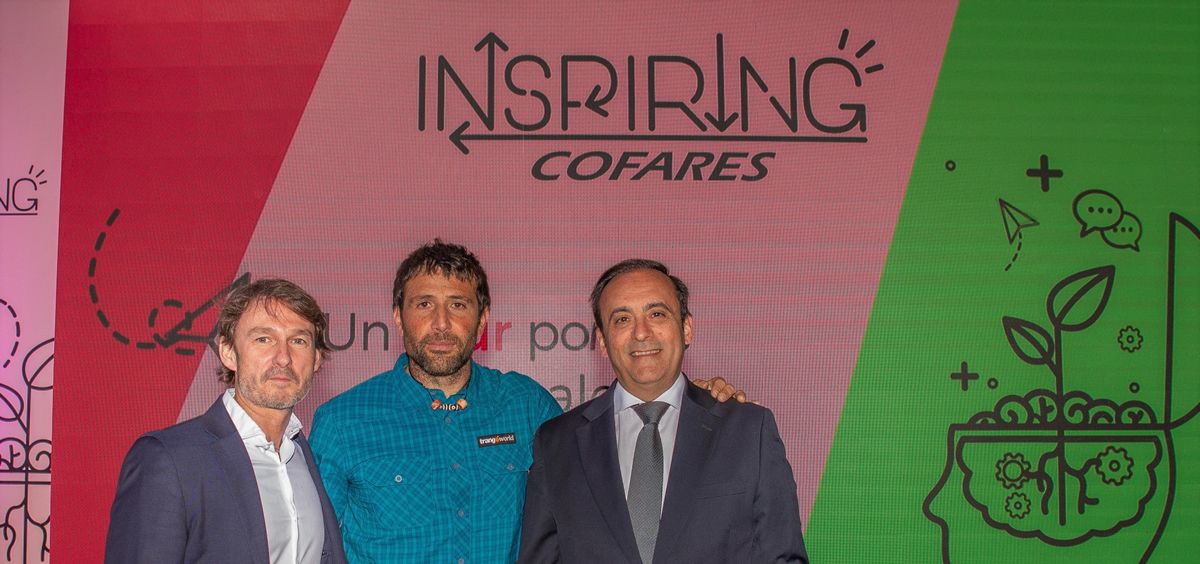 Mikel Gastearena, consejero del Grupo Cofares; Alex Txikon, alpinista; y Eduardo Pastor, presidente de Cofares.