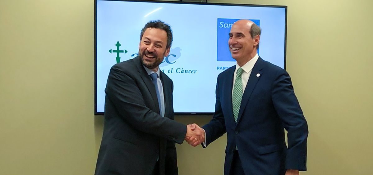 De izq. a dcha.: Toni Giró, director gerente del Hospital Sanitas CIMA, y Laureano Molins, presidente de AECC Cataluña.