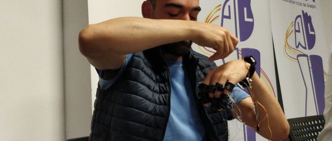 Daniel placios, paciente de Aida, en la demostración de cómo funciona el guante robótico