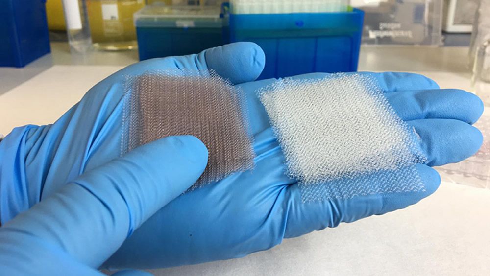 La técnica se basa en mallas recubiertas con nanopartículas de oro que se calientan cuando se refleja la luz infraroja cercana, destruyendo biopelículas bacterianas en la superficie | Foto: ICFO
