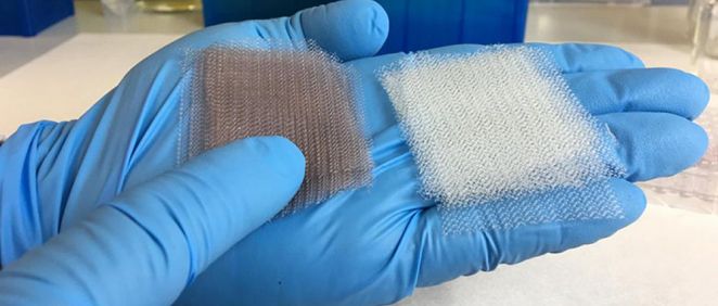 La técnica se basa en mallas recubiertas con nanopartículas de oro que se calientan cuando se refleja la luz infraroja cercana, destruyendo biopelículas bacterianas en la superficie | Foto: ICFO