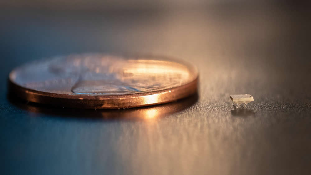Comparación del micro robot con una moneda (Foto. Georgia Tech)