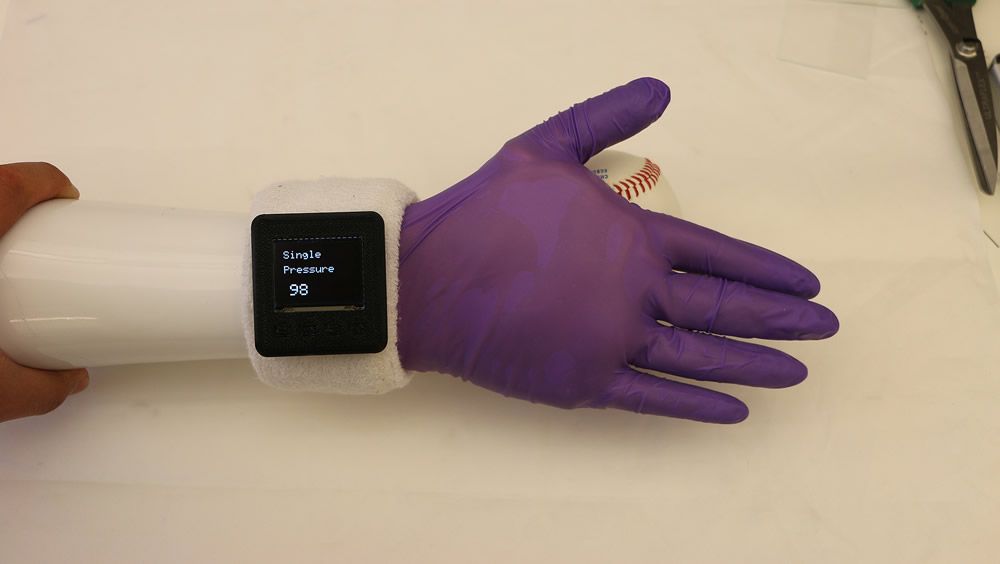 Guante electrónico desarrollado por investigadores de la Universidad de Purdue (Foto. Universidad de Purdue)