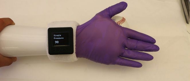 Guante electrónico desarrollado por investigadores de la Universidad de Purdue (Foto. Universidad de Purdue)