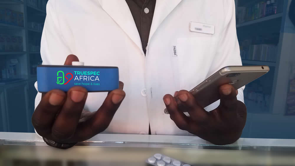 Un dispositivo determina si un medicamento es verdadero o falso (Foto. TrueSpec Africa)