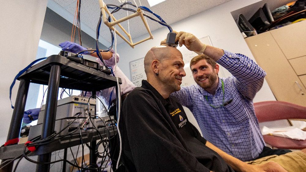 Un investigador prepara el sistema de control (Foto: Universidad Johns Hopkins)