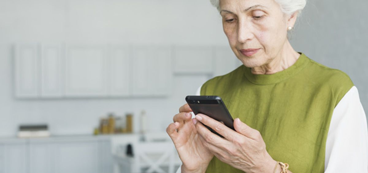 Mujer de edad avanzada usando un teléfono inteligente (Foto. Freepik)