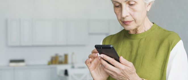 Mujer de edad avanzada usando un teléfono inteligente (Foto. Freepik)