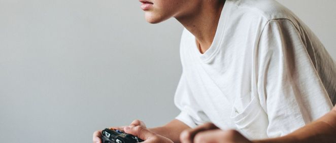 Adolescente jugando a un videojuego. (Foto. Rawpixel)