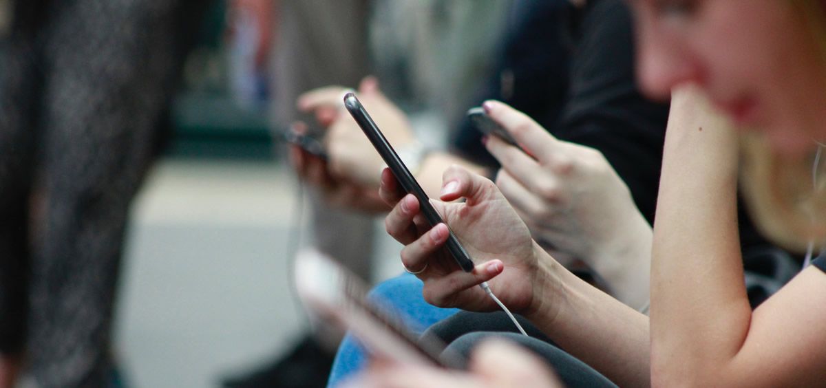 Adolescentes usando sus smartphones. (Foto. Unsplash)