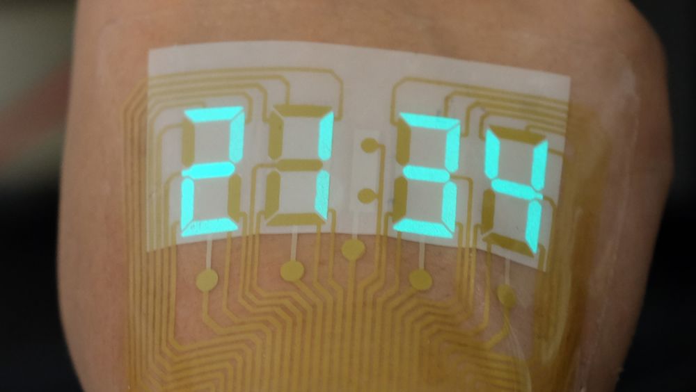 La pantalla digital, sobre la piel del voluntario, muestra la hora (Foto: American Chemical Society)