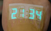 La pantalla digital, sobre la piel del voluntario, muestra la hora (Foto: American Chemical Society)